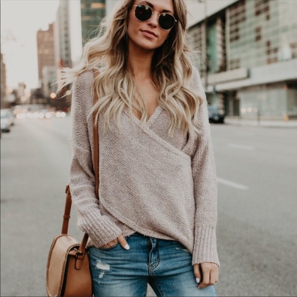 ❗️NEW ARRIVAL❗️Crossover Sweater - Picture 4 of 7